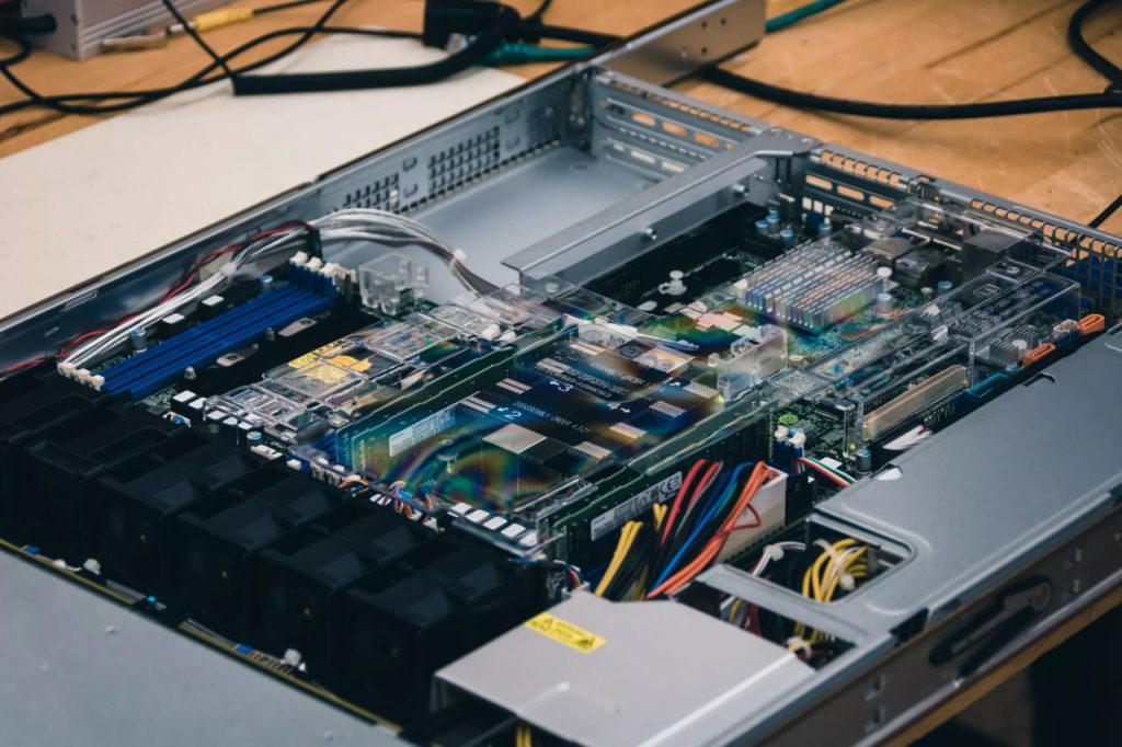 A UltaHost constrói seus servidores exclusivamente com hardware de alta qualidade e de última geração de fabricantes renomados.