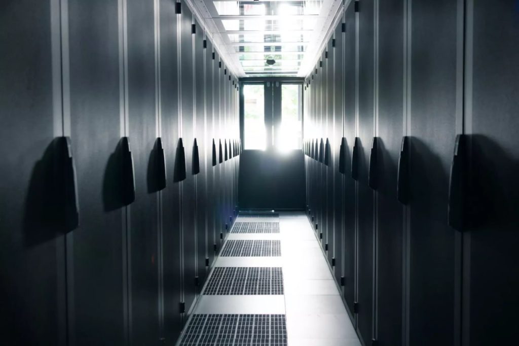 UltaHost гарантирует высочайшее качество на каждом этапе. Взгляните на ультрасовременный дата-центр во Франкфурте, созданный UltaHost.